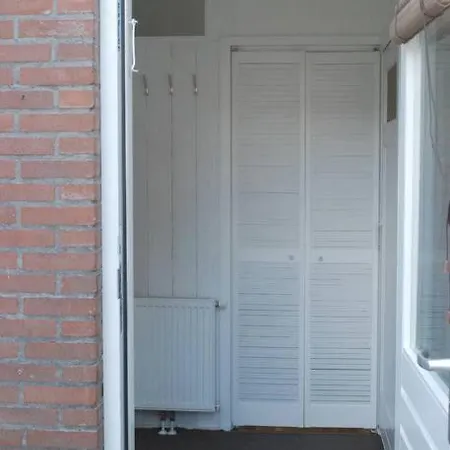 شقة Hello - Zomerhuis De Ruyterstraat 54